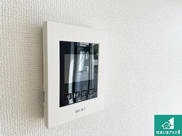 【カラーモニターインターホン】声だけでなく来訪者の姿や顔がモニターで確認できるので、小さなお子様がいらっしゃるご家庭でも安心できます!