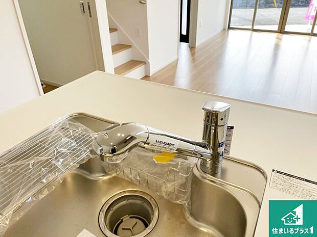 【キッチン水栓】浄水器を内蔵!炊飯時、お茶を作る時に安心してお水を使えます!お湯と冷水、浄水と原水、シャワーの切替えもワンタッチです!