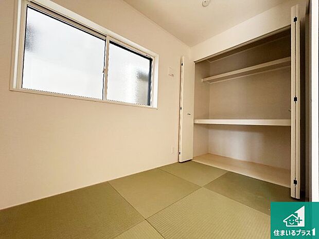 【和室】一室あると便利な和室は客間としてだけでなく、小さなお子様のプレイルームや食後のくつろぎスペースとしてもご利用いただけます。収納もついていますので大活躍間違いなし！