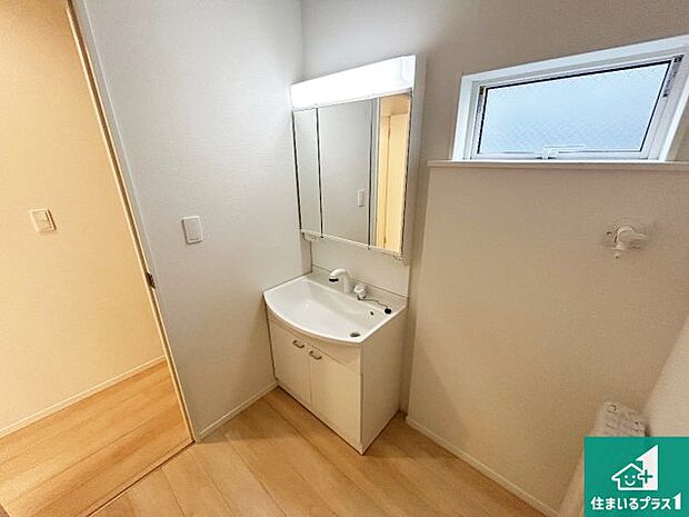 【独立洗面台】清潔感のある洗面台です。フラットな鏡は掃除がしやすく毎日清潔！鏡裏には収納があるのでスッキリとした洗面台が保てます。