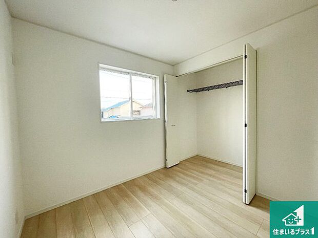 【洋室】収納スペースが充実しているので子供の成長に合わせてたくさん収納ができます!家族構成に合わせた様々な活用ができる収納!