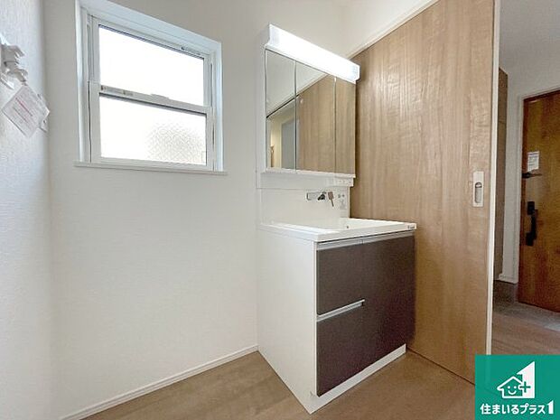 【独立洗面台】清潔感のある洗面台です。フラットな鏡は掃除がしやすく毎日清潔！鏡裏には収納があるのでスッキリとした洗面台が保てます。