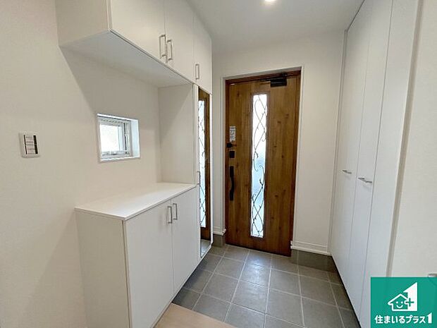 【玄関】シューズクローゼットにはたくさんの靴が収納できるので玄関周りはいつもスッキリ！コの字型のスペースにはオシャレな小物を置くと玄関が華やかに♪