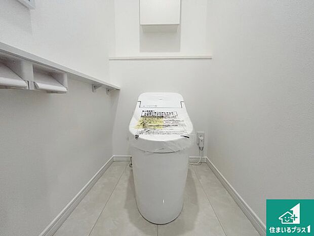 【トイレ】シャワー洗浄機能付トイレは標準仕様。冬場は暖かシートヒーターも装備！ 表面コートでキレイ長持ち！省エネ節水仕様の温水洗浄トイレ！