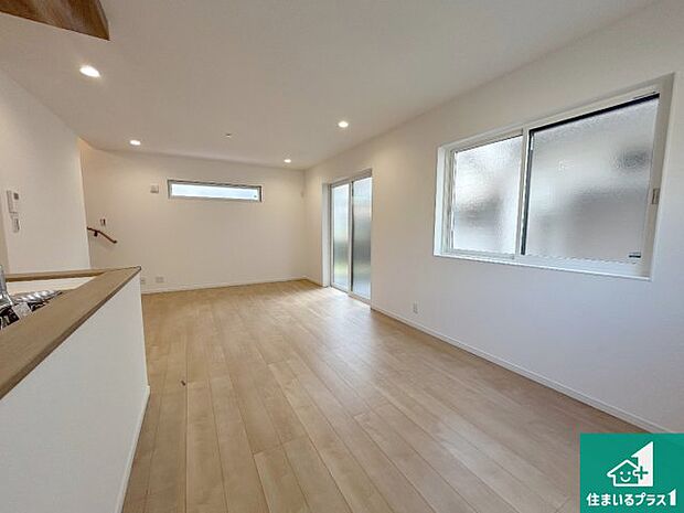 【居間・リビング】日当たり良好の明るいリビングで朝の目覚めもスッキリできそう！対面キッチンでご家族のコミュニケーションも自然と増える設計！小さなお子様が遊ぶスペースを作っても広々とくつろげるLDK！