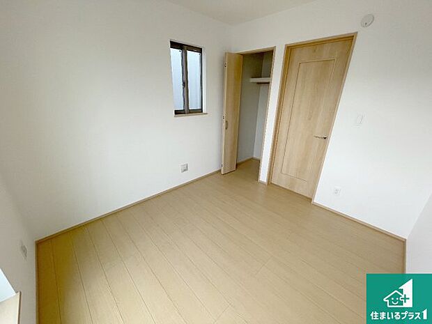 【洋室】収納スペースが充実しているので子供の成長に合わせてたくさん収納ができます！家族構成に合わせた様々な活用ができる収納！