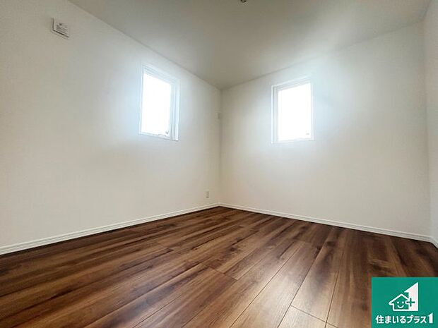 【洋室】シンプルな洋室は、自分好みのインテリアが楽しめます♪ご家族とインテリアや家具を選びに行くのは新築購入時の醍醐味の一つです。ぜひお楽しみください♪