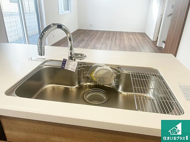 【キッチンシンク】蛇口の先端に浄水器を内蔵しています!原水と浄水、お湯と冷水、シャワーの切替えがワンタッチなので用途によって使い分けられます。