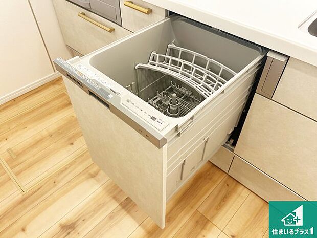 【食器洗浄乾燥機】食事後の一仕事、食器洗いをボタン一つでお任せできちゃいます!場所を取らないビルトイン式なので、お料理スペースもしっかり確保!