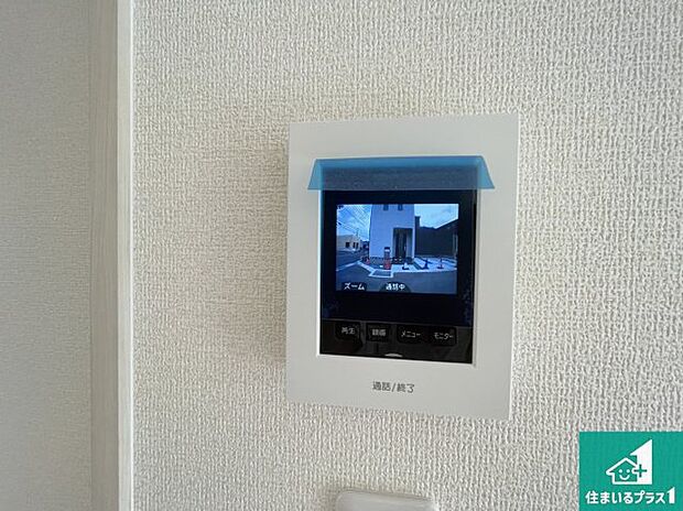 【カラーモニターインターホン】声だけでなく来訪者の姿や顔がモニターで確認できるので、小さなお子様がいらっしゃるご家庭でも安心できます!