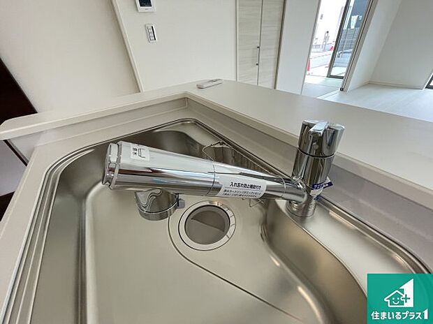 【キッチン水栓】浄水器を内蔵!炊飯時、お茶を作る時に安心してお水を使えます!お湯と冷水、浄水と原水、シャワーの切替えもワンタッチです!