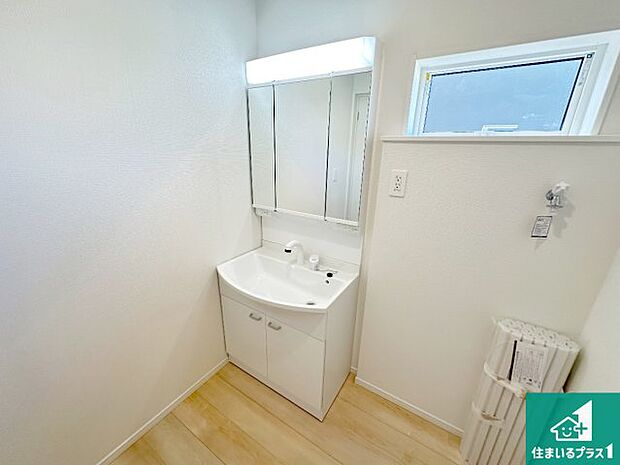 【独立洗面台】清潔感のある洗面台です。フラットな鏡は掃除がしやすく毎日清潔!鏡裏には収納があるのでスッキリとした洗面台が保てます。