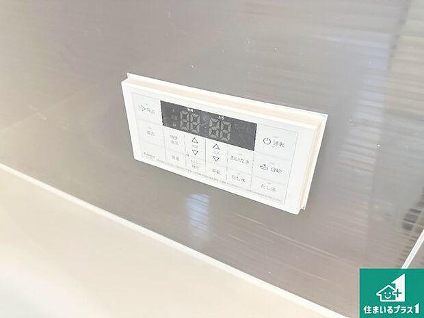 【給湯器リモコン(浴室側)】省エネタイプの給湯器でお湯はり・追い炊き自由自在!お子様から高齢者の方まで、みんなが操作しやすいボタン配置です。