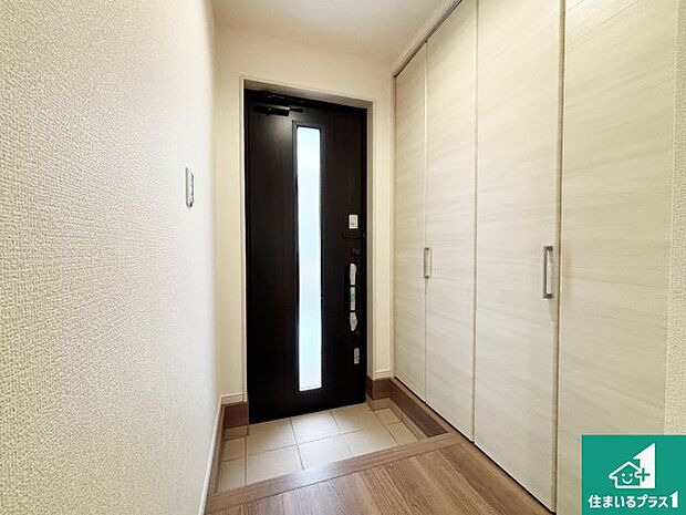 【玄関】シューズボックスにはたくさんの靴が収納できるので玄関周りはいつもスッキリ!ご家族が増えても安心!