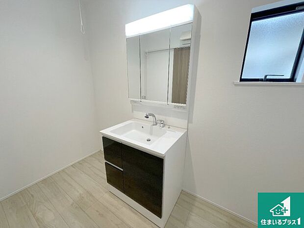 【独立洗面台】清潔感のある洗面台です。フラットな鏡は掃除がしやすく毎日清潔!鏡裏には収納があるのでスッキリとした洗面台が保てます。