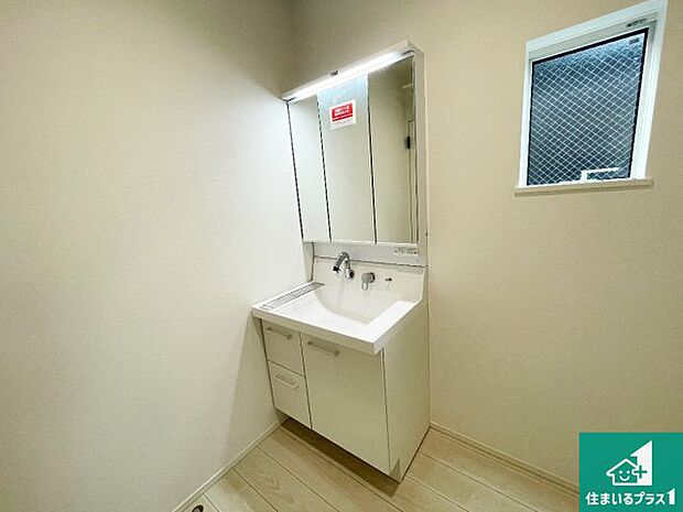 【独立洗面台】清潔感のある洗面台です。フラットな鏡は掃除がしやすく毎日清潔！鏡裏には収納があるのでスッキリとした洗面台が保てます。