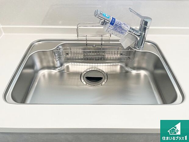 【キッチンシンク】蛇口の先端に浄水器を内蔵しています！原水と浄水、お湯と冷水、シャワーの切替えがワンタッチなので用途によって使い分けられます。