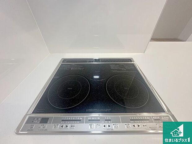 【コンロ】火を使わないので、安心なＩＨコンロ！でこぼこが無い構造なので、掃除もしやすく清潔に保てます！