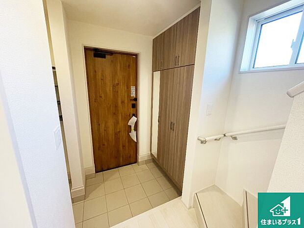 【玄関】シューズボックスにはたくさんの靴が収納できるので玄関周りはいつもスッキリ！ご家族が増えても安心！