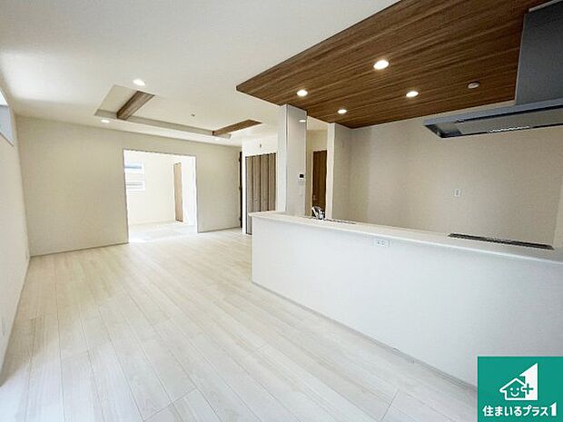 【居間・リビング】日当たり良好の明るいリビングで朝の目覚めもスッキリできそう！対面キッチンでご家族のコミュニケーションも自然と増える設計！小さなお子様が遊ぶスペースを作っても広々とくつろげるLDK！