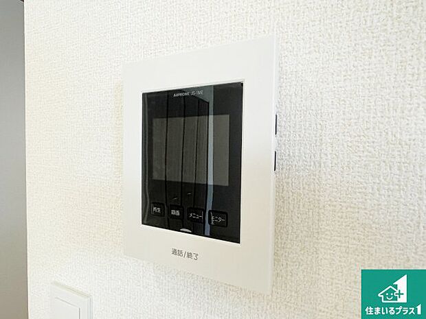 【カラーモニターインターホン】声だけでなく来訪者の姿や顔がモニターで確認できるので、小さなお子様がいらっしゃるご家庭でも安心できます！
