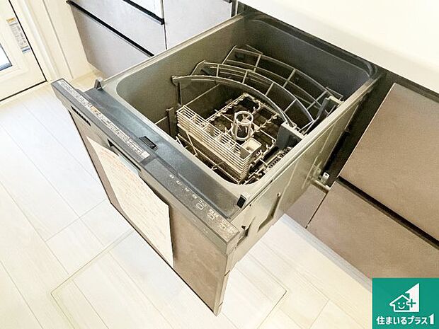 【食洗器】食事後の一仕事、食器洗いをボタン一つでお任せできちゃいます！場所を取らないビルトイン式なので、お料理スペースもしっかり確保！