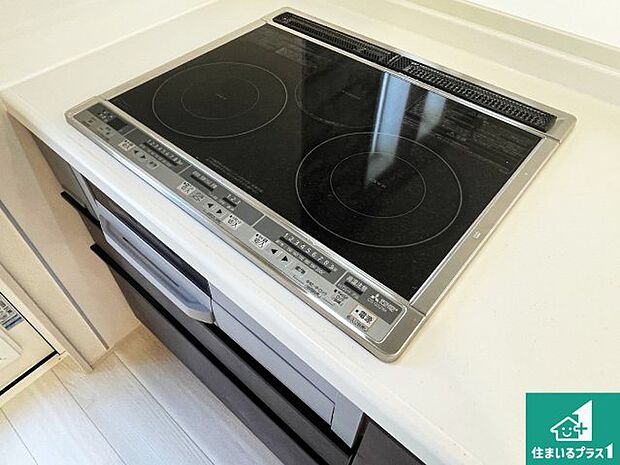 【コンロ】火を使わないので、安心なＩＨコンロ！でこぼこが無い構造なので、掃除もしやすく清潔に保てます！