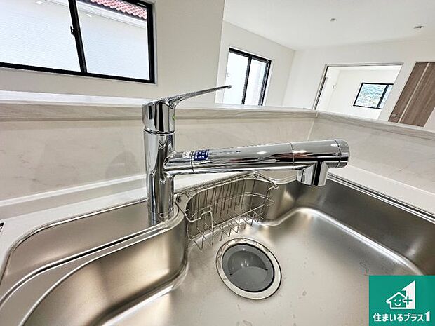 【キッチン水栓】浄水器を内蔵!炊飯時、お茶を作る時に安心してお水を使えます!お湯と冷水、浄水と原水、シャワーの切替えもワンタッチです!