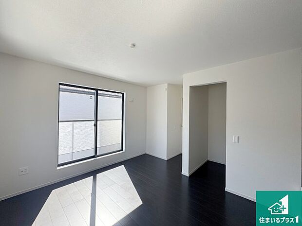 【洋室】シンプルな洋室は、自分好みのインテリアが楽しめます♪ご家族とインテリアや家具を選びに行くのは新築購入時の醍醐味の一つです。ぜひお楽しみください♪