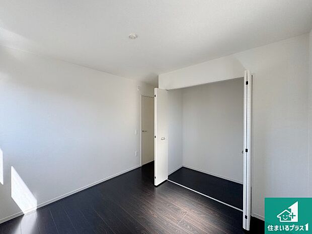 【洋室】シンプルな洋室は、自分好みのインテリアが楽しめます♪ご家族とインテリアや家具を選びに行くのは新築購入時の醍醐味の一つです。ぜひお楽しみください♪