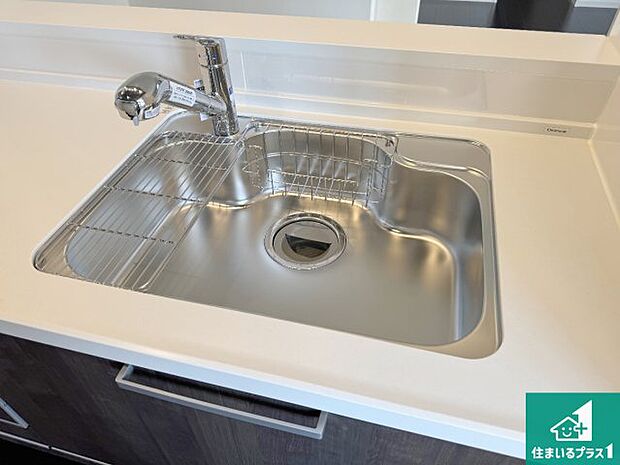 【キッチンシンク】蛇口の先端に浄水器を内蔵しています！原水と浄水、お湯と冷水、シャワーの切替えがワンタッチなので用途によって使い分けられます。