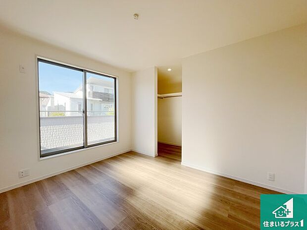 【洋室】シンプルな洋室は、自分好みのインテリアが楽しめます♪ご家族とインテリアや家具を選びに行くのは新築購入時の醍醐味の一つです。ぜひお楽しみください♪