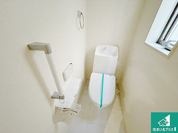 【トイレ】1・2階の2ヶ所にあるので、朝の忙しい時間の順番待ちもなく、深夜の利用にも大変便利です。