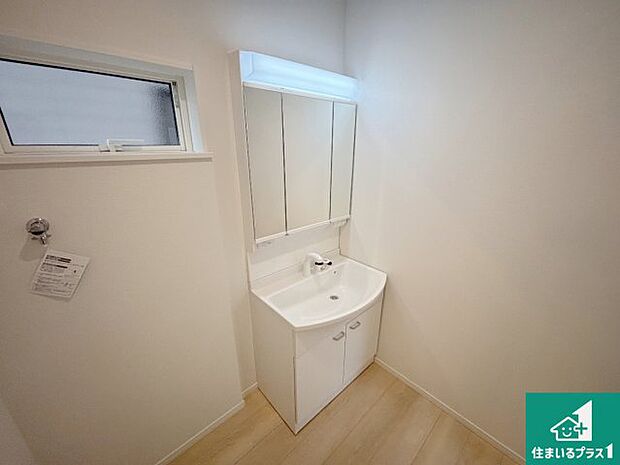 【独立洗面台】清潔感のある洗面台です。フラットな鏡は掃除がしやすく毎日清潔!鏡裏には収納があるのでスッキリとした洗面台が保てます。