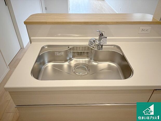 【キッチンシンク】蛇口の先端に浄水器を内蔵しています!原水と浄水、お湯と冷水、シャワーの切替えがワンタッチなので用途によって使い分けられます。