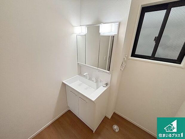 【独立洗面台】清潔感のある洗面台です。フラットな鏡は掃除がしやすく毎日清潔！鏡裏には収納があるのでスッキリとした洗面台が保てます。
