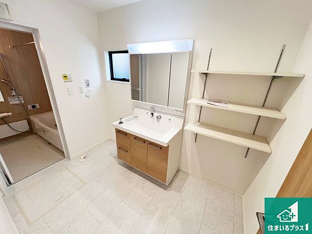 【独立洗面台】清潔感のある洗面台です。フラットな鏡は掃除がしやすく毎日清潔!鏡裏には収納があるのでスッキリとした洗面台が保てます。