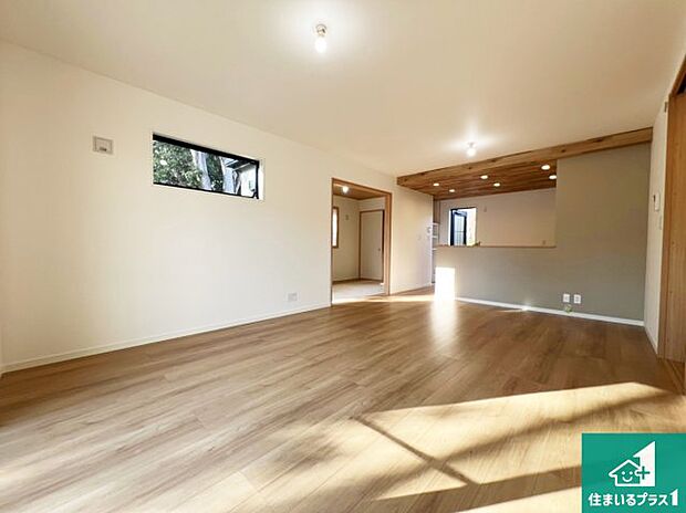 【居間・リビング】日当たり良好の明るいリビングで朝の目覚めもスッキリできそう!対面キッチンでご家族のコミュニケーションも自然と増える設計!小さなお子様が遊ぶスペースを作っても広々とくつろげるLDK!