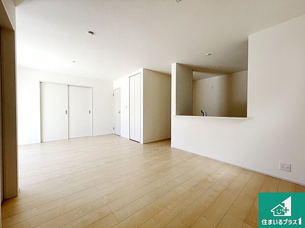 【居間・リビング】日当たり良好の明るいリビングで朝の目覚めもスッキリできそう！対面キッチンでご家族のコミュニケーションも自然と増える設計！小さなお子様が遊ぶスペースを作っても広々とくつろげるLDK！