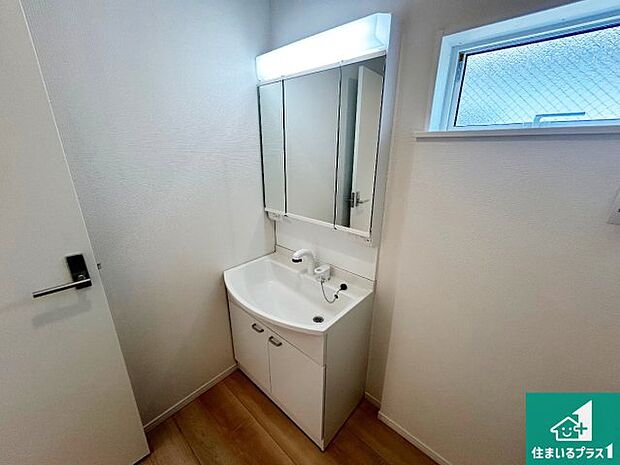 【独立洗面台】清潔感のある洗面台です。フラットな鏡は掃除がしやすく毎日清潔！鏡裏には収納があるのでスッキリとした洗面台が保てます。
