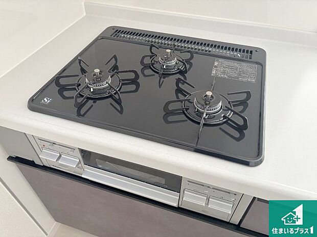 【コンロ】ダブル高火力Ｓｉセンサー付きコンロ！３口あるので、まとめて料理をする時も大活躍！