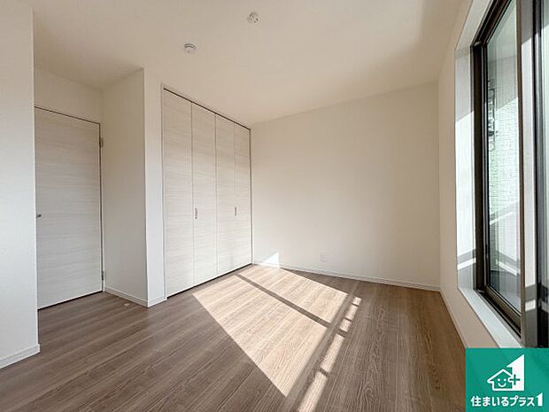 【洋室】収納スペースが充実しているので子供の成長に合わせてたくさん収納ができます!家族構成に合わせた様々な活用ができる収納!