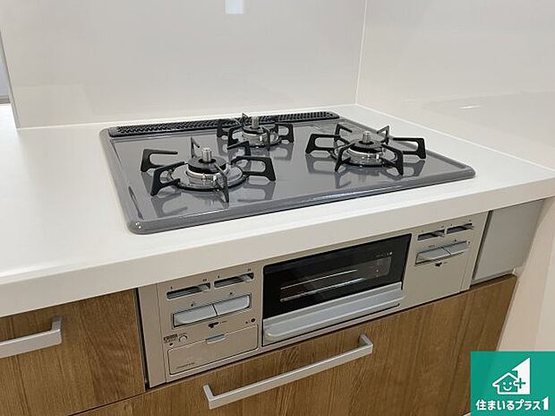 【コンロ】ダブル高火力Ｓｉセンサー付きコンロ！３口あるので、まとめて料理をする時も大活躍！