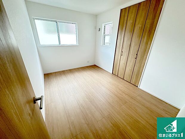 【洋室】シンプルな洋室は、自分好みのインテリアが楽しめます♪ご家族とインテリアや家具を選びに行くのは新築購入時の醍醐味の一つです。ぜひお楽しみください♪