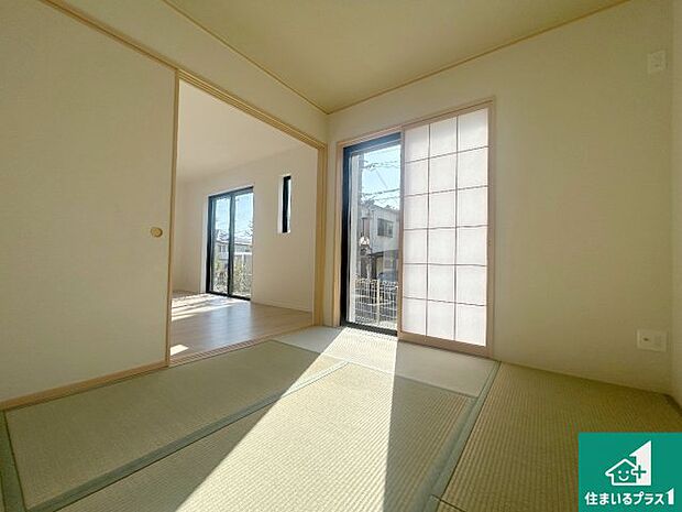 【和室】一室あると便利な和室は客間としてだけでなく、小さなお子様のプレイルームや食後のくつろぎスペースとしてもご利用いただけます。収納もついていますので大活躍間違いなし！