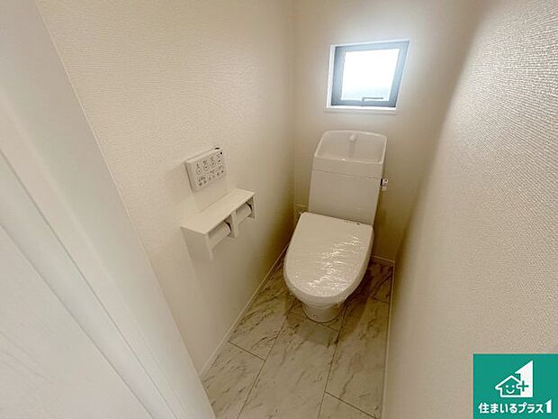 【トイレ】1・2階の2ヶ所にあるので、朝の忙しい時間の順番待ちもなく、深夜の利用にも大変便利です。