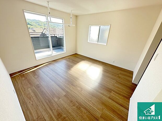 【洋室】シンプルな洋室は、自分好みのインテリアが楽しめます♪ご家族とインテリアや家具を選びに行くのは新築購入時の醍醐味の一つです。ぜひお楽しみください♪