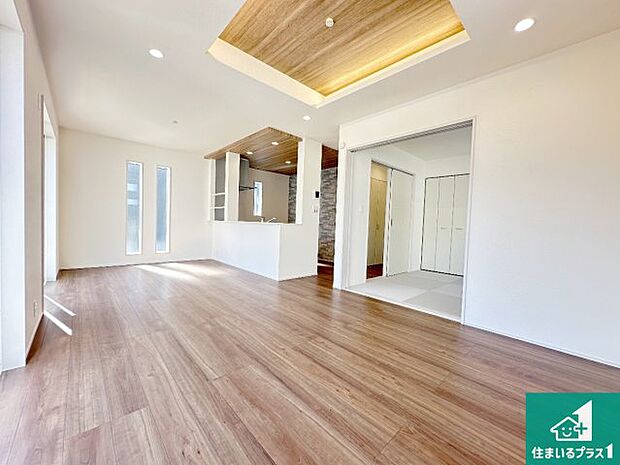 【居間・リビング】日当たり良好の明るいリビングで朝の目覚めもスッキリできそう！対面キッチンでご家族のコミュニケーションも自然と増える設計！小さなお子様が遊ぶスペースを作っても広々とくつろげるLDK！