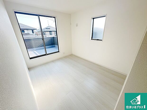 【洋室】シンプルな洋室は、自分好みのインテリアが楽しめます♪ご家族とインテリアや家具を選びに行くのは新築購入時の醍醐味の一つです。ぜひお楽しみください♪