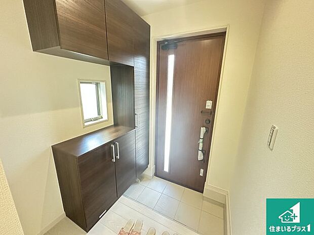 【玄関】シューズボックスにはたくさんの靴が収納できるので玄関周りはいつもスッキリ！ご家族が増えても安心！